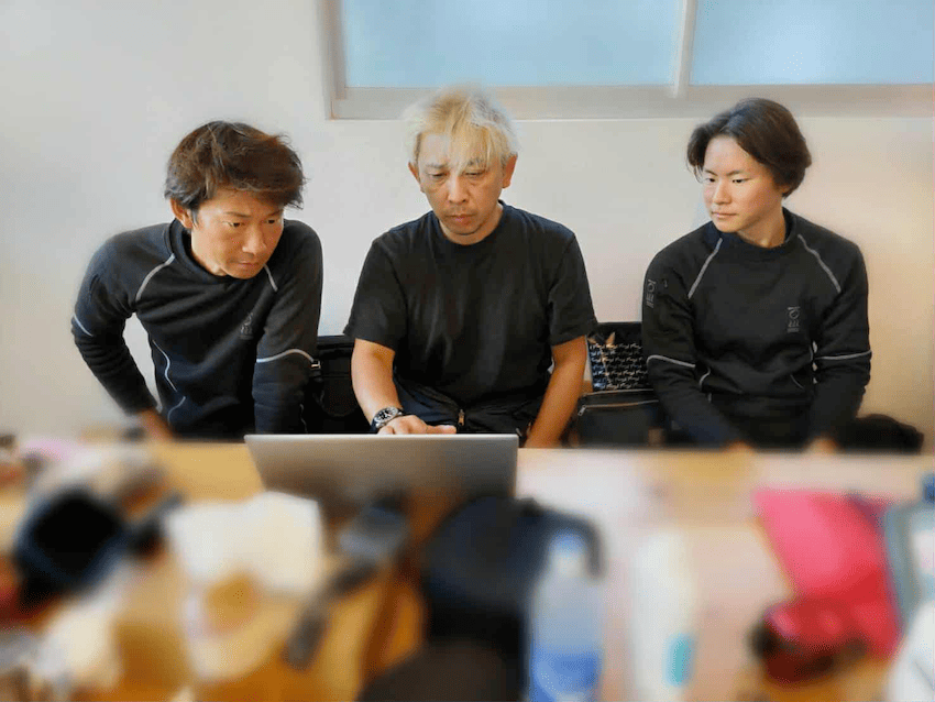 画像に alt 属性が指定されていません。ファイル名: image-3.png
船長・チームメンバーであるダイブクーザ代表の上田直史さん（左）とスタッフの鈴木良多さん（右）。この方々の協力があってこそプロジェクトは進行できる。