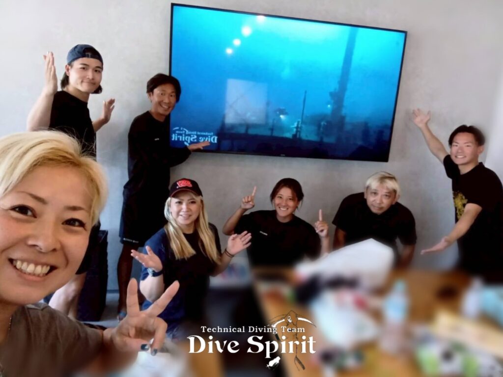 サポートメンバーとともに成功を祝福!