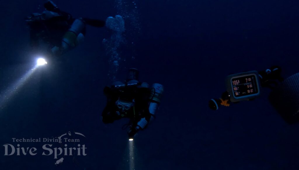 水深105mに到達!透明度がいいとはいえ、やはり自然光はわずか