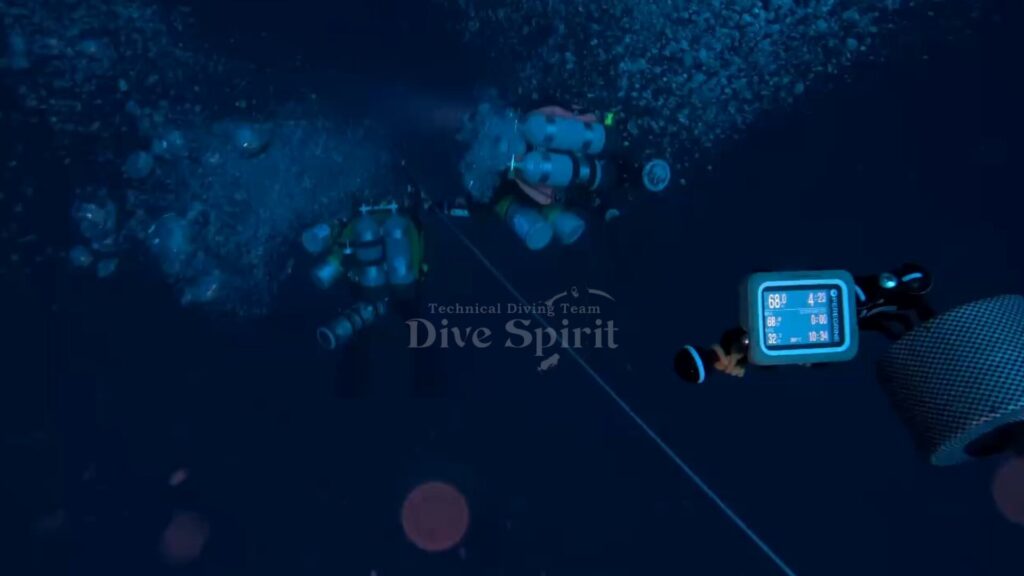 水深105mへ向け潜降中(写真は水深68m)