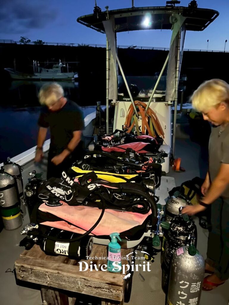 水中には呼吸ガスなどすべての必要な器材をバックアップも含めそれぞれが携行する