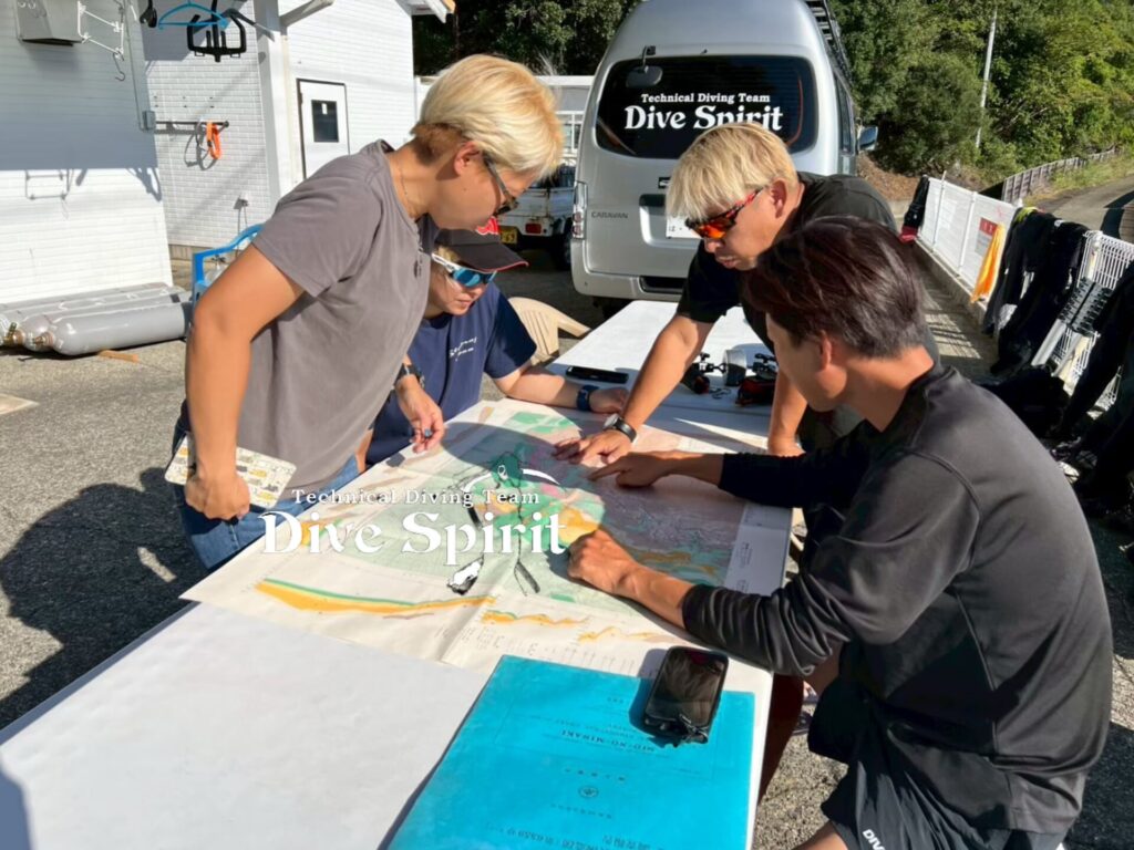 今回の挑戦の舞台である和歌山県海域に精通する 現地のSSIダイブセンター「ダイブクーザ」代表の上田直史さんと潜水エリアの確認、前日に下見もして準備を整えた